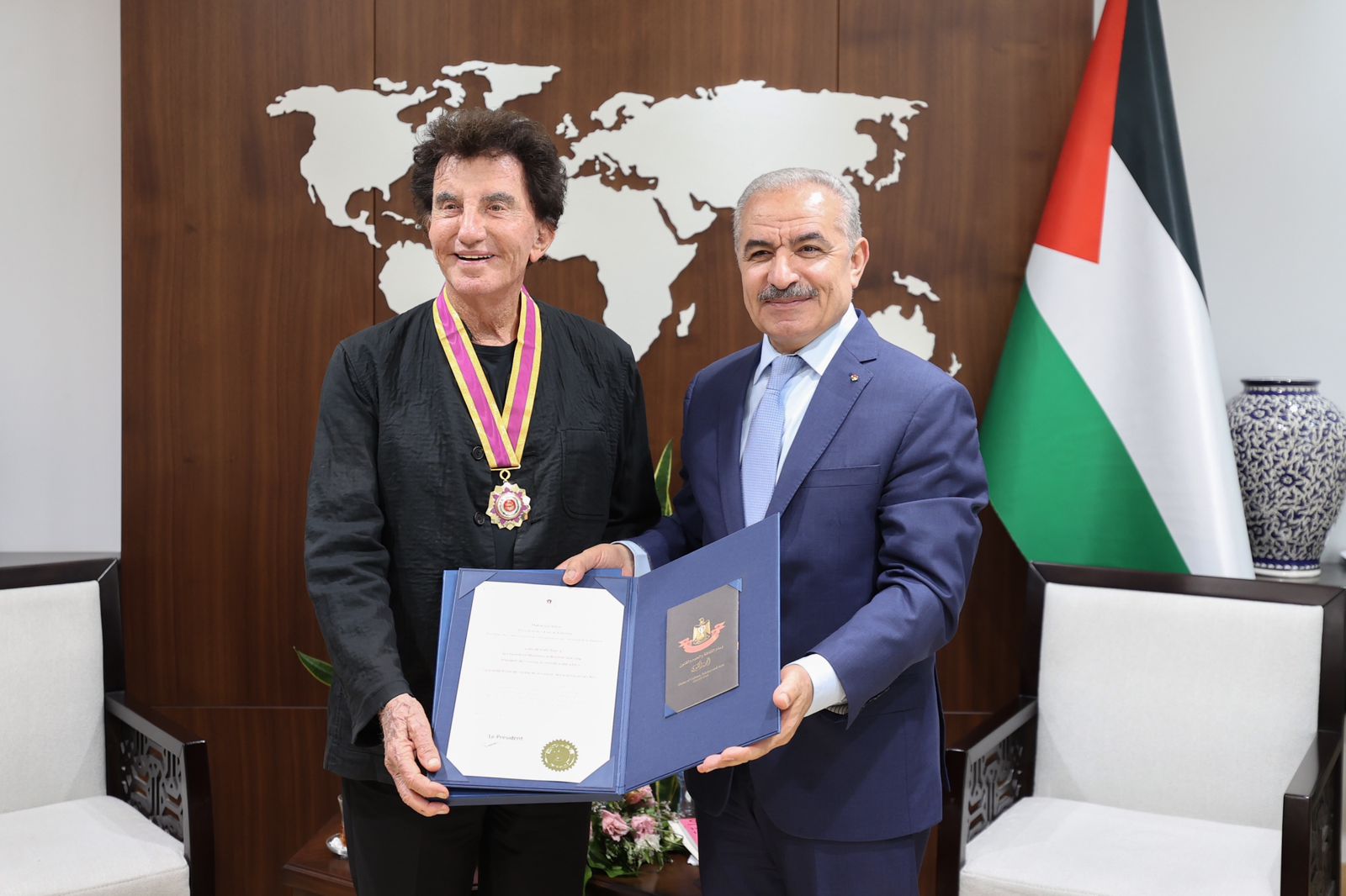 نيابة عن الرئيس...  اشتية يقلد رئيس معهد العالم العربي في باريس جاك لانغ النجمة الكبرى من وسام الثقافة والعلوم والفنون